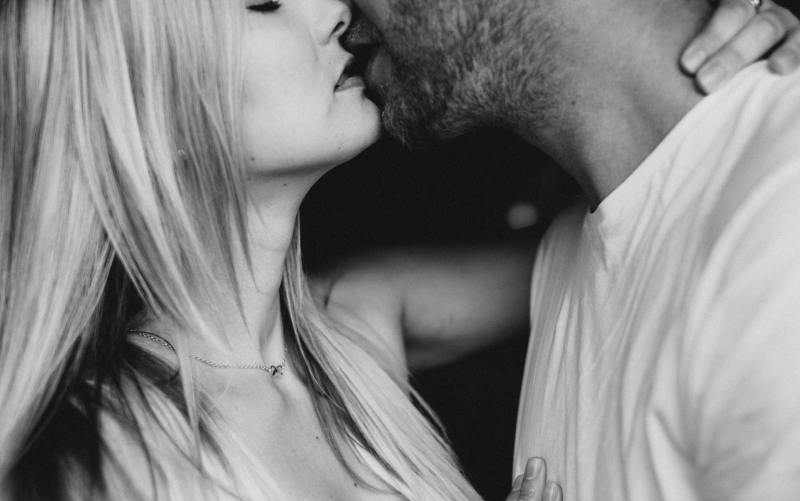 Primer plano en blanco y negro de hombre y mujer besándose