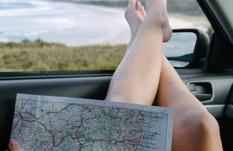 Mappa sulle gambe della donna sul finestrino dell'auto
