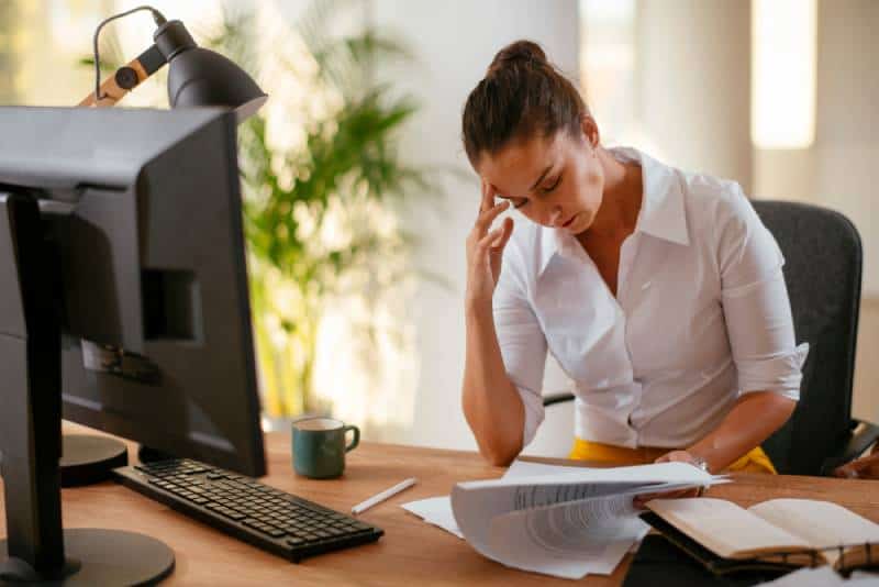 mujer estresada en el trabajo