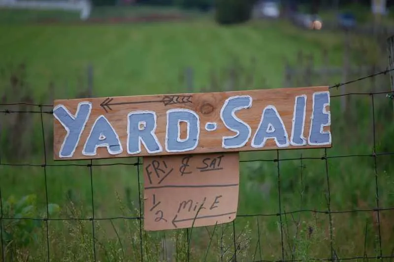Yard sale sign with green grass in the background