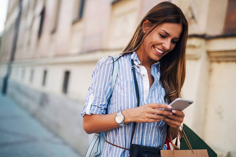 giovane donna che guarda il telefono