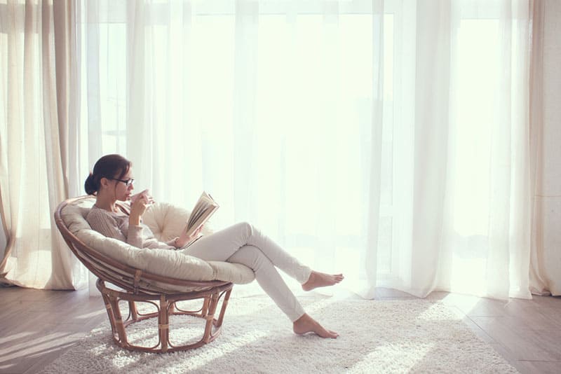 mujer joven leyendo un libro