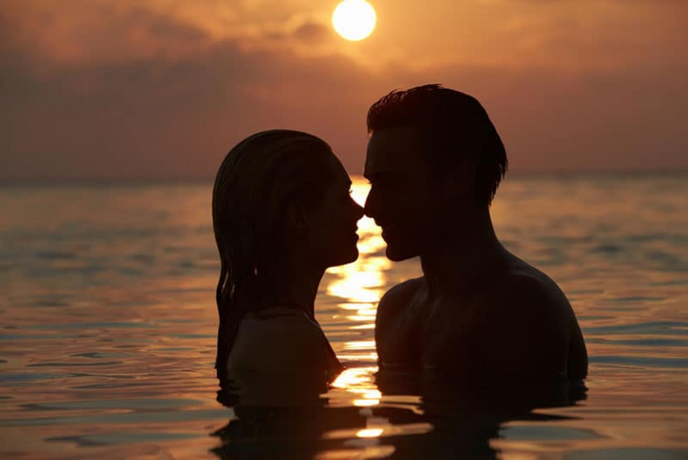 Coppia in mare al tramonto