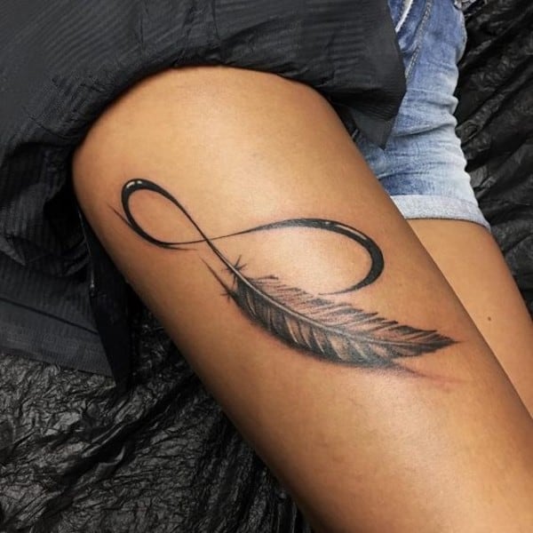 tatuaggio realistico con disegno di piume 3D sul braccio