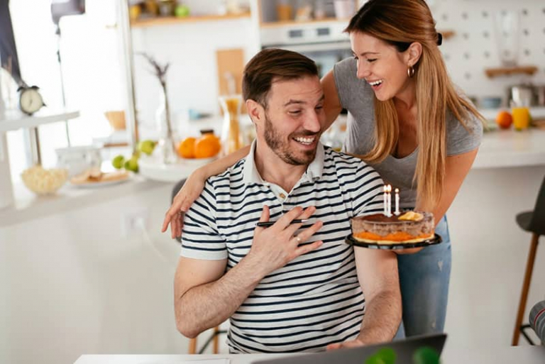 sorella sorprende il fratello con una torta di compleanno
