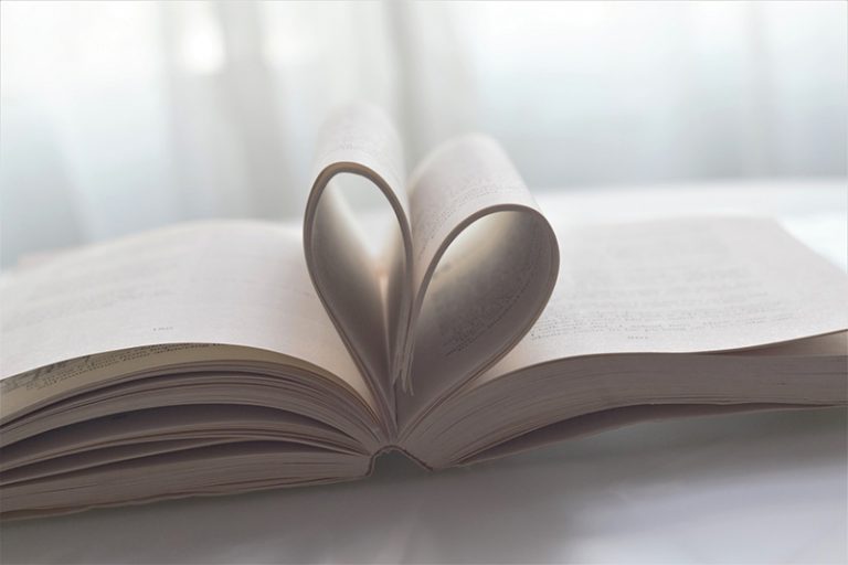 pagine di libro a forma di cuore