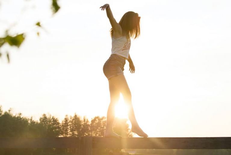 mujer caminando por la valla
