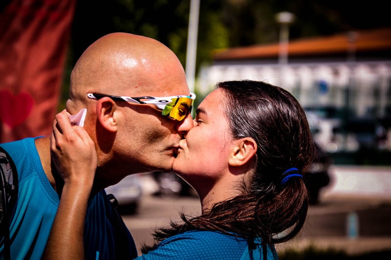 Hombre y mujer besandose ambos con tops azules