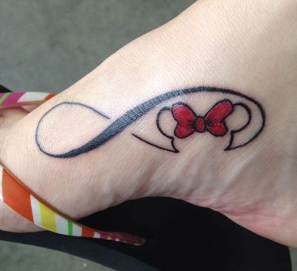 Tatuaggio di Minnie Mouse sul piede