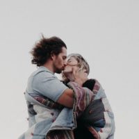 uomo e donna che si baciano