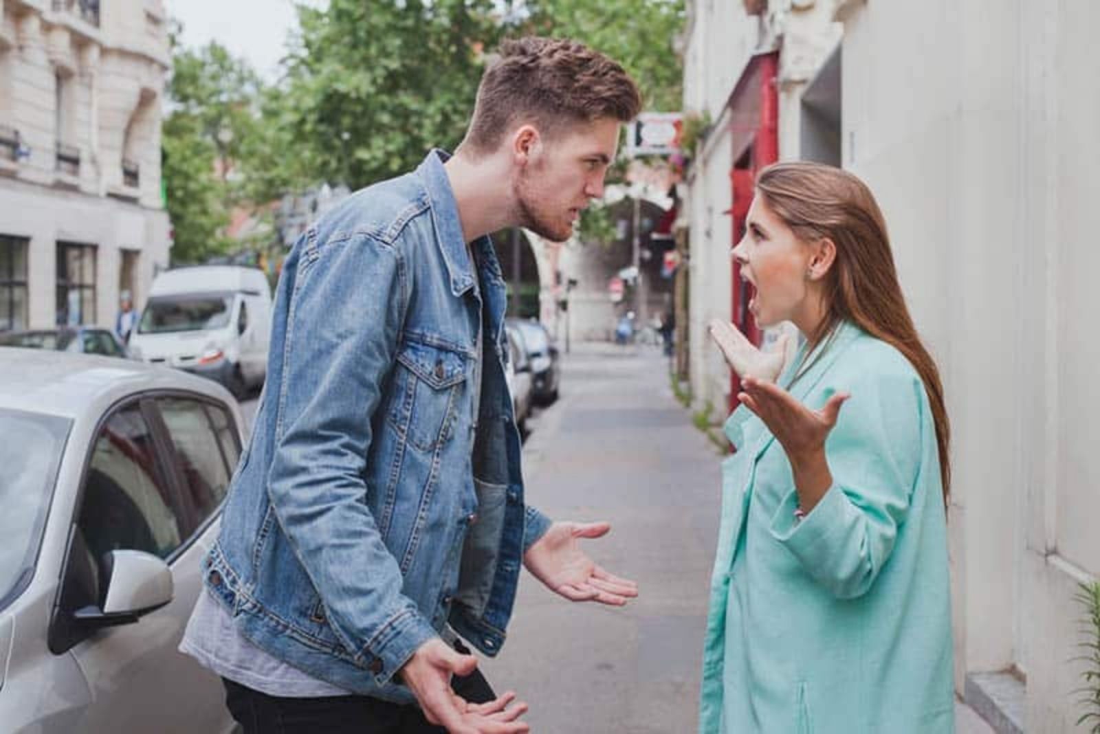 un uomo e una donna litigano per strada