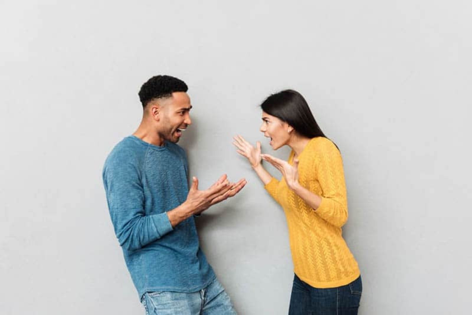 un hombre y una mujer se gritan