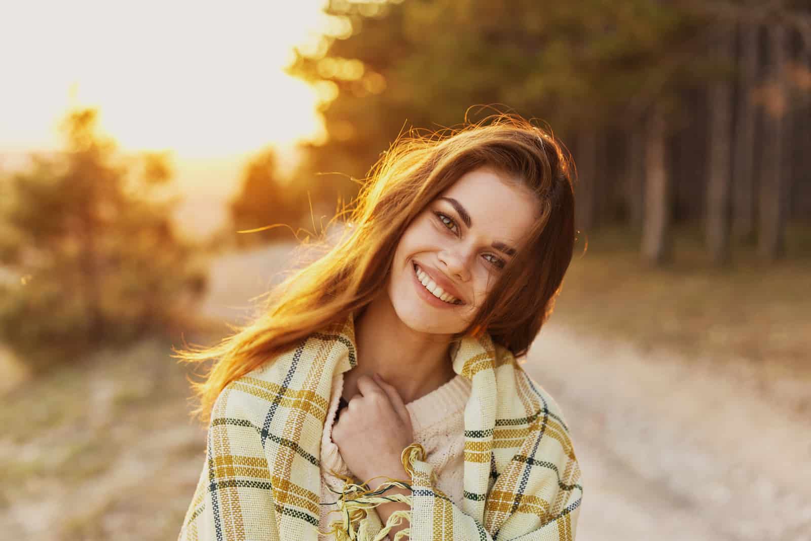 una donna sorridente dai capelli castani