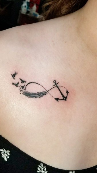 tatuagem de penas de âncora e pássaros sob a clavícula