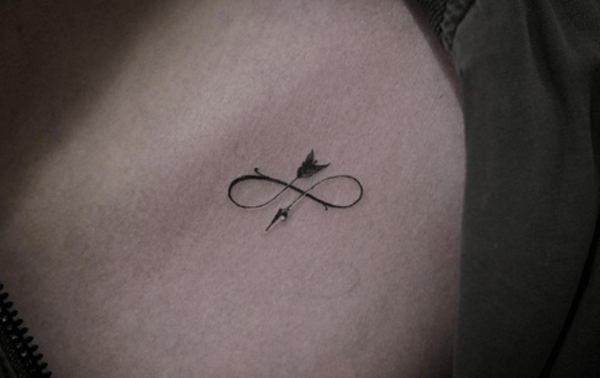 tatuaggio semplice con segno dell'infinito a forma di freccia