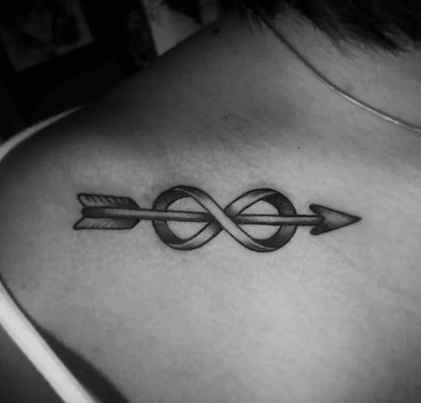 flèche passant par l'infini signe boucles tatouage