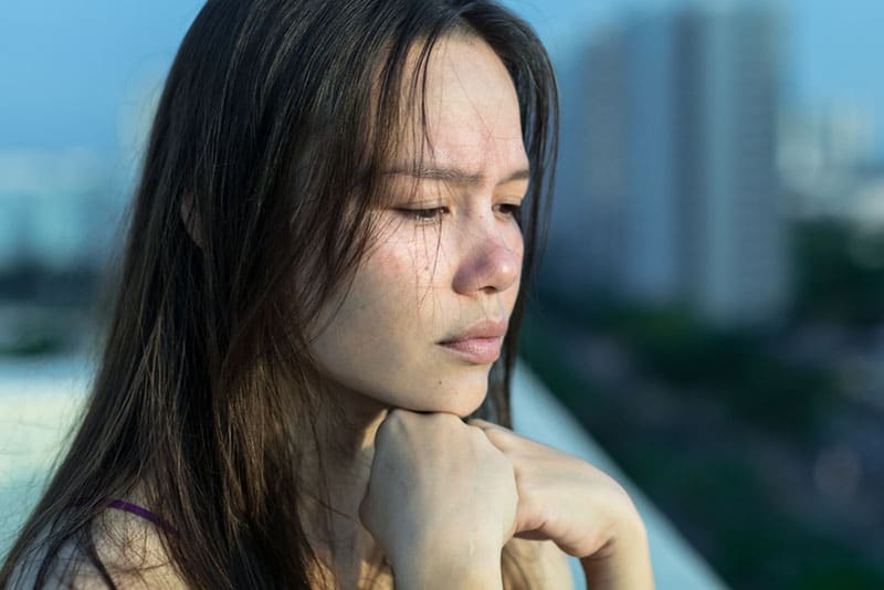 mujer asiática de pie al aire libre