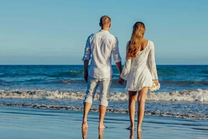 beach couple fun leisure