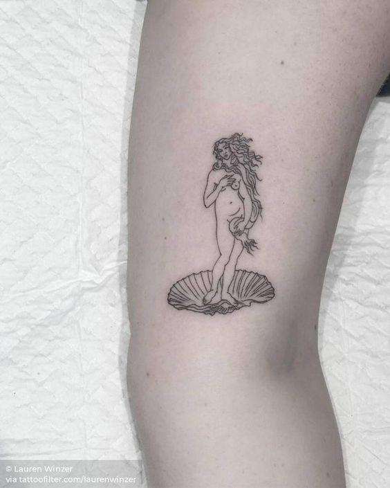 tatuaggio della nascita di venere sulla parte superiore del braccio