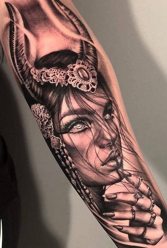 retrato negro y gris de una chica impresionante tatuaje en el brazo