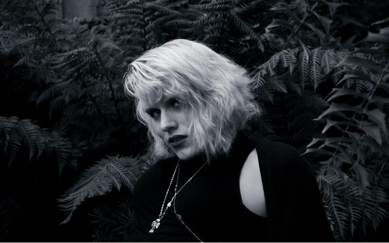 Foto en blanco y negro de mujer enfadada en el bosque
