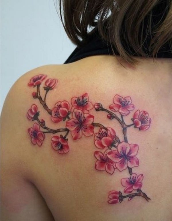 tatuaggio blossom sulla parte superiore della schiena