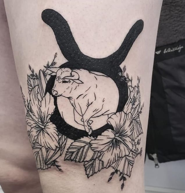 audaz tatuaje de símbolo del zodiaco con flores y toro