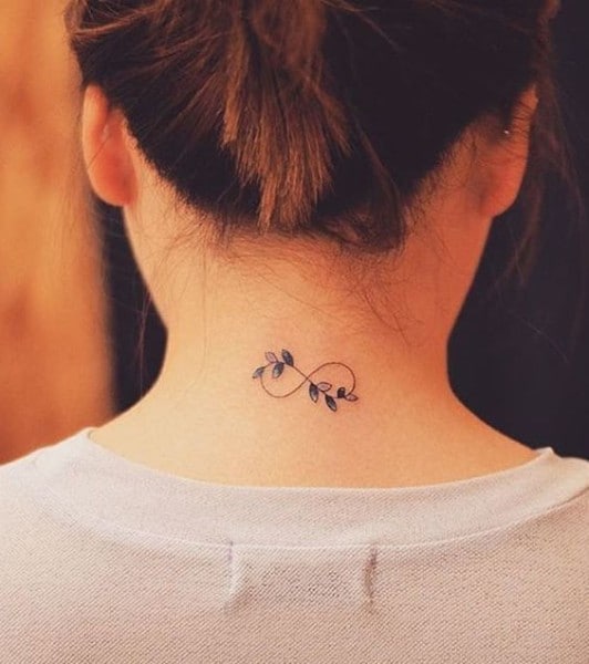 tatuaggio con disegno botanico sul collo