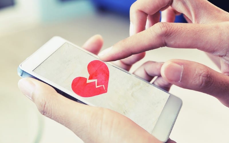 cuore spezzato su smartphone