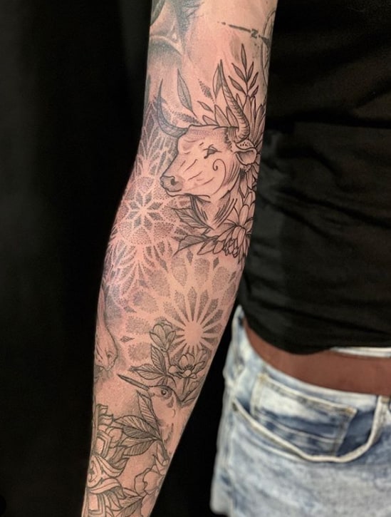 tatuagem de cabeça de touro com flores