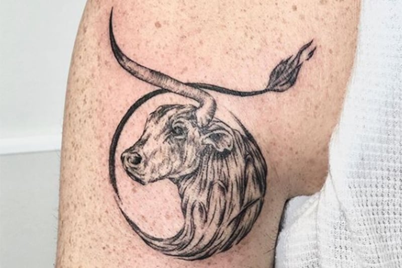 tatuagem de touro dentro do símbolo do zodíaco