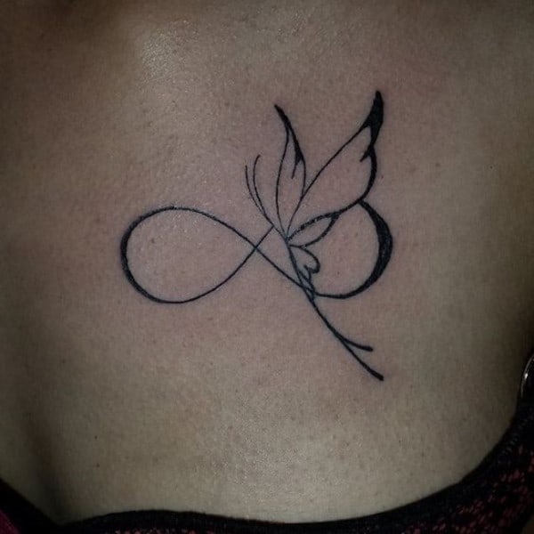 tatuaggio sottile elegante e semplice con disegno di farfalla