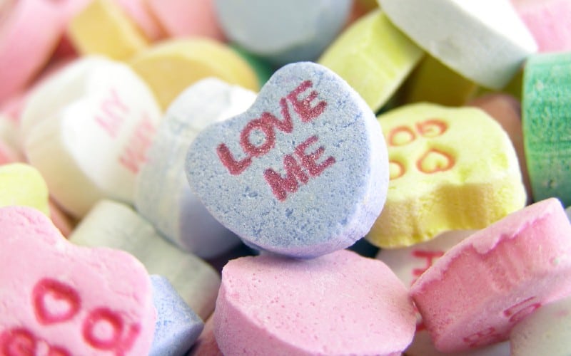 Cuori di caramelle colorate con messaggi d'amore