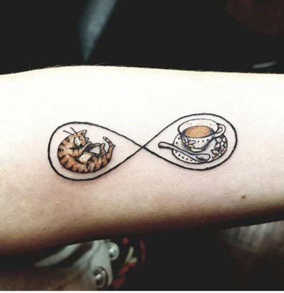 tatuaggio infinito con gatto e caffè
