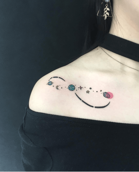tatuaggio con terra, luna e stelle