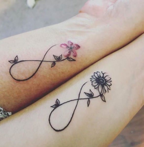 tatuaggio infinito con fiori di ciliegio e girasole