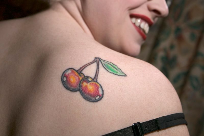 Tatuagem de cereja: 25 ideias de desenhos lindos para mulheres (com significados)