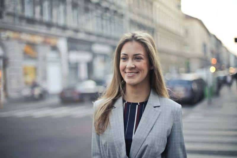 fotografía de primer plano de una mujer con abrigo formal