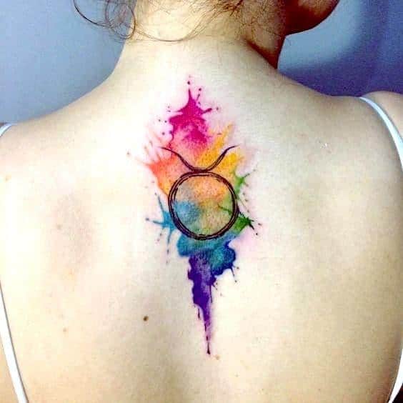 tatuagem de touro em aguarela colorida nas costas