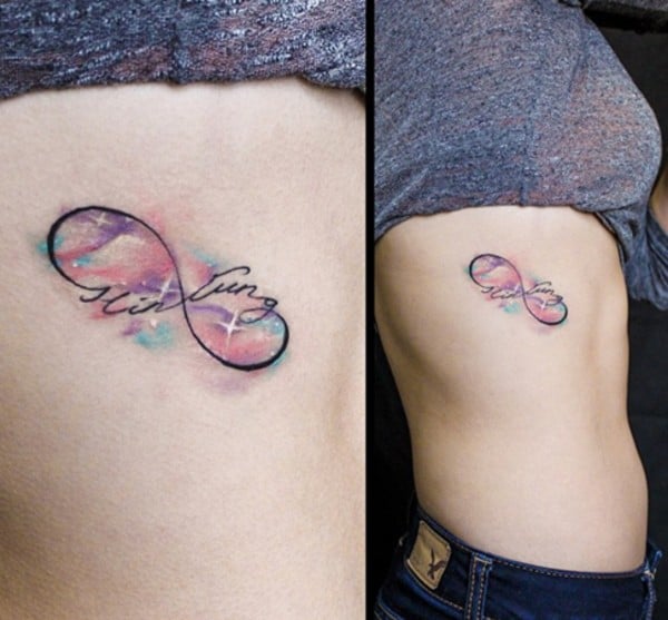 tatuaggio infinito cosmico colorato e scintillante