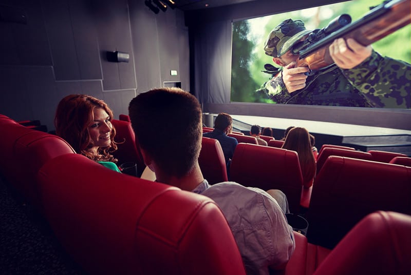 Coppia all'interno di un cinema che guarda un film d'azione