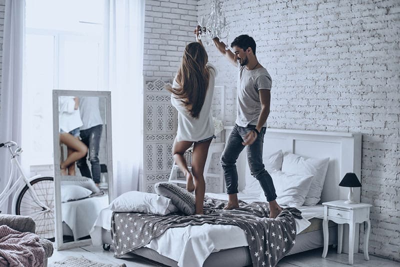 pareja bailando en la cama