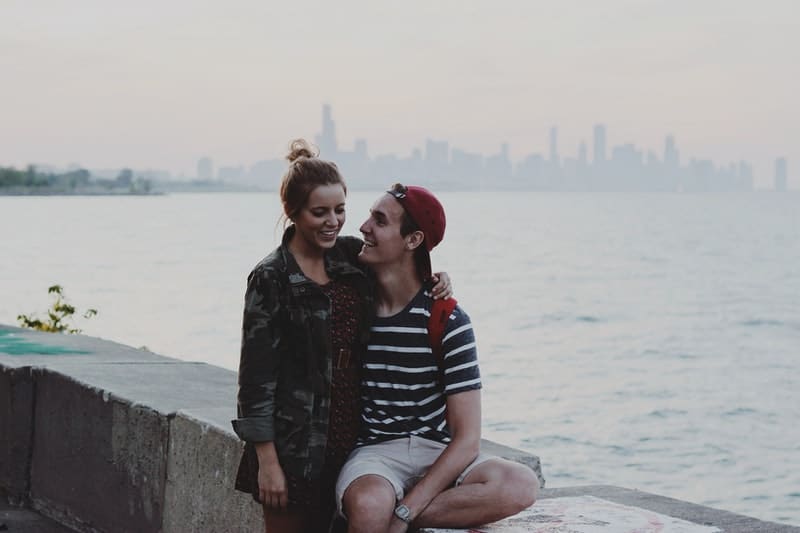coppia incontri vicino chicago seduto nel ponte cementato