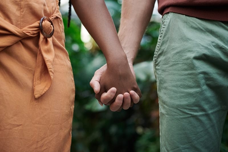 pareja cogida de la mano