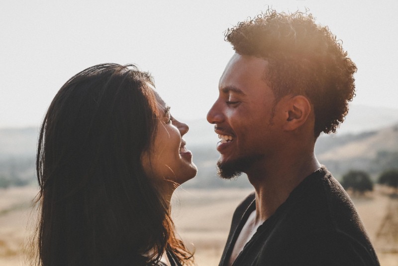 donna e uomo che si guardano negli occhi mentre sono all'aperto