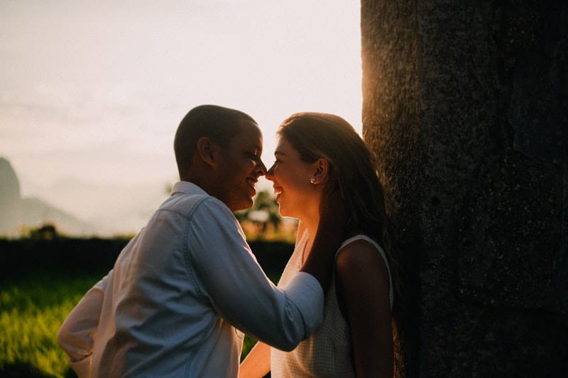 pareja sonriendo al atardecer