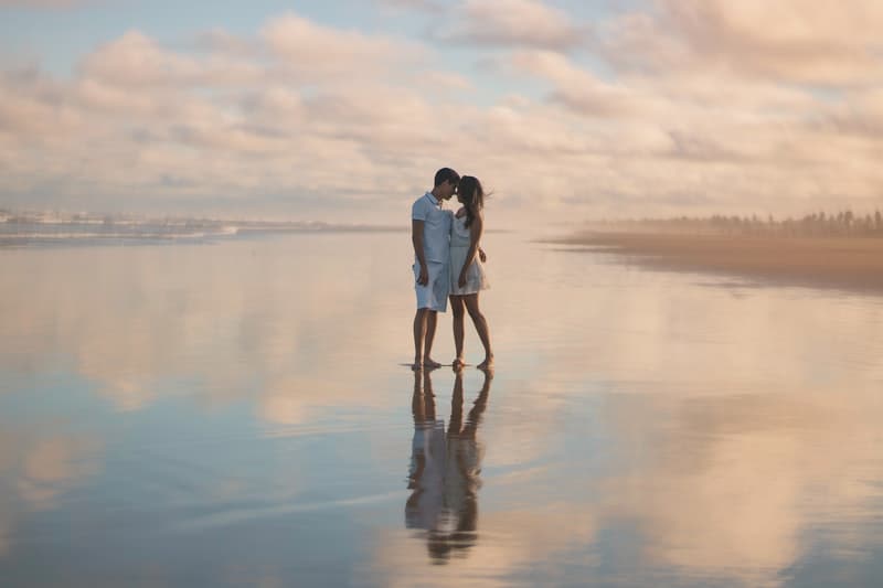 pareja de pie en el agua