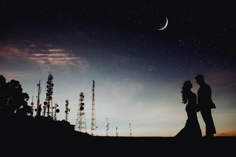 uomo e donna di fronte al tramonto