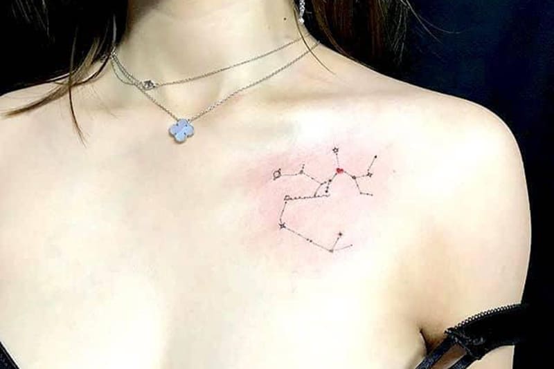 tatuaggio delicato della costellazione del sagittario con cuoricino rosso