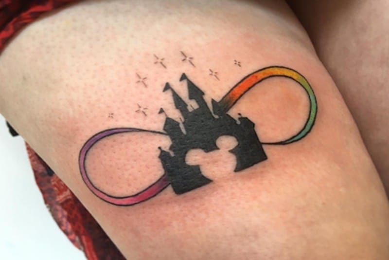 tatuaggio con disegno del castello Disney arcobaleno